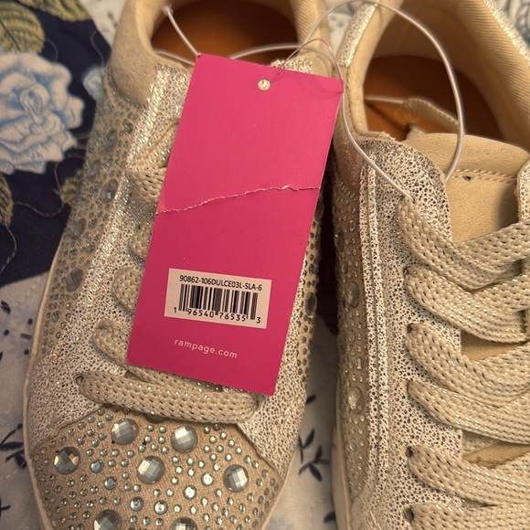 NWT WOMEN'S RAMPAGE DULCA SNEAKERS - Picture 5 of 5